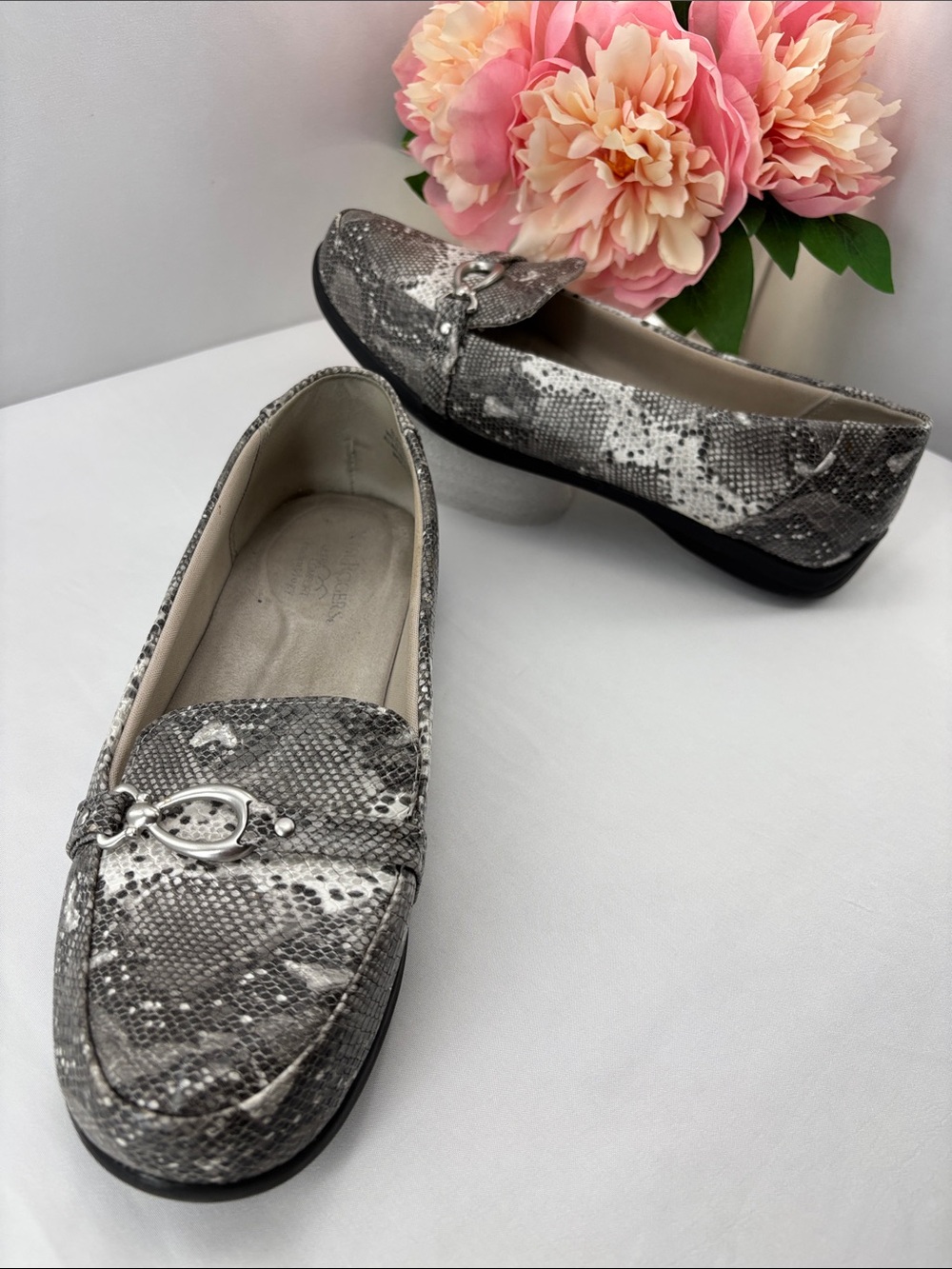 Kim Rogers Womens 9 Gray Snake-Print‎ Loafers with Silver Hardware #735